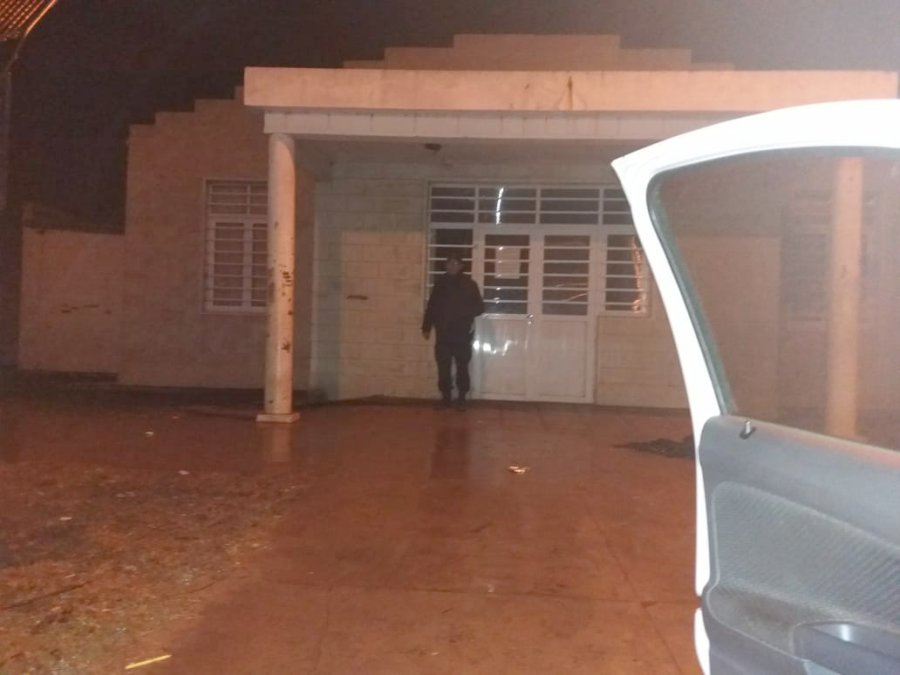 FOTO UR V BARRIO 2 DE ABRIL. Las puertas de la vecinal cerradas cuando lleg&oacute; la polic&iacute;a.