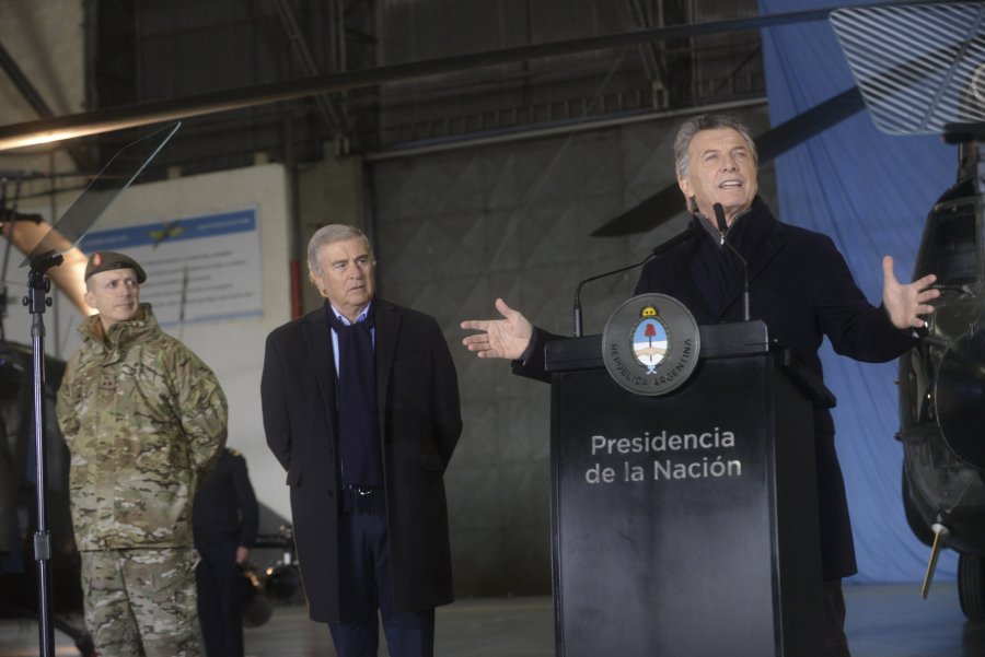 FOTO NA EN CAMPO DE MAYO. Macri, junto a Aguad, al anunciar el inicio de una reforma del Sistema de Defensa Nacional.