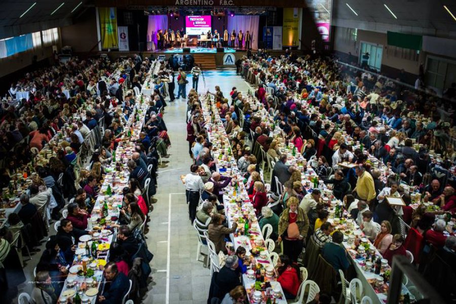 TOTALMENTE COLMADO./ As&iacute; luci&oacute; el sal&oacute;n del Club Argentino durante la fiesta del pasado domingo.