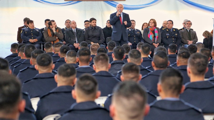 FOTO IP GOBERNADOR. Lifschitz encabez&oacute; la ceremonia de egreso de 317 cadetes de la Escuela Superior de Polic&iacute;a del ISEP.