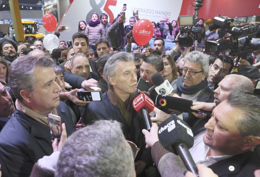 FOTO NA RECORRIDA. Macri visit&oacute; la Expo Rural.