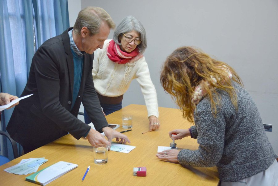 FOTO COMUNICACION// FONDOS./ El instante de una de las entregas.
