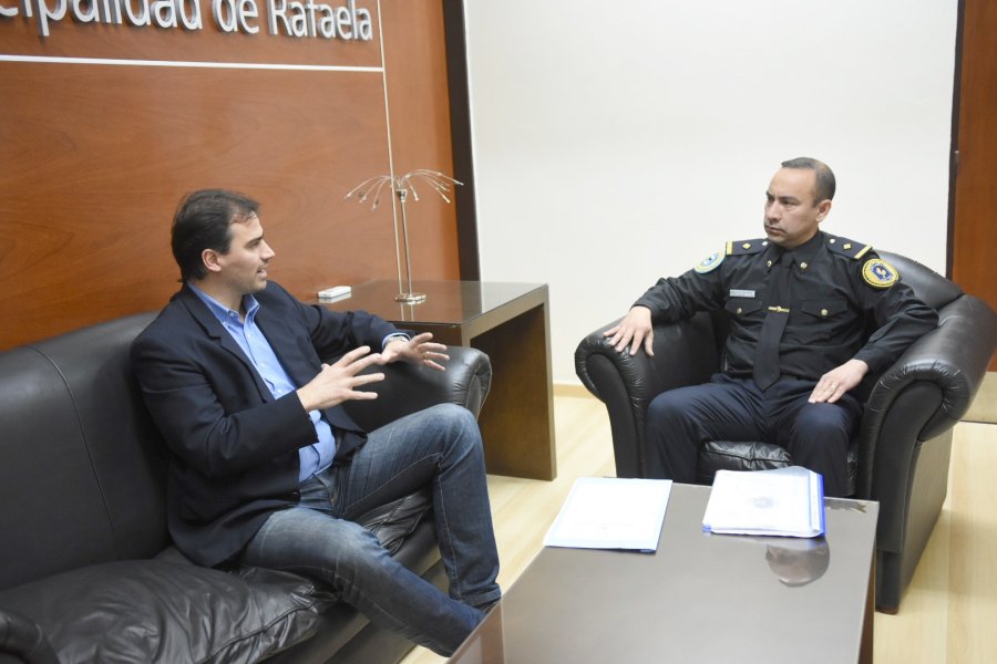 FOTO PM ENCUENTRO. El secretario de Prevenci&oacute;n en Seguridad municipal, Delvis Bodoira; junto al jefe de la Polic&iacute;a Federal de Rafaela, subcomisario Fabi&aacute;n Quir&oacute;z.