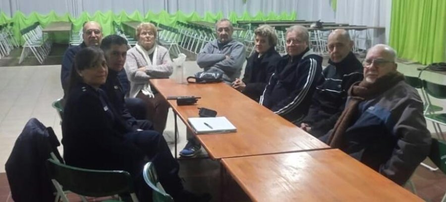 FOTO UR V BARRIO JUAN DE GARAY. Se reunieron autoridades policiales y de la Vecinal.