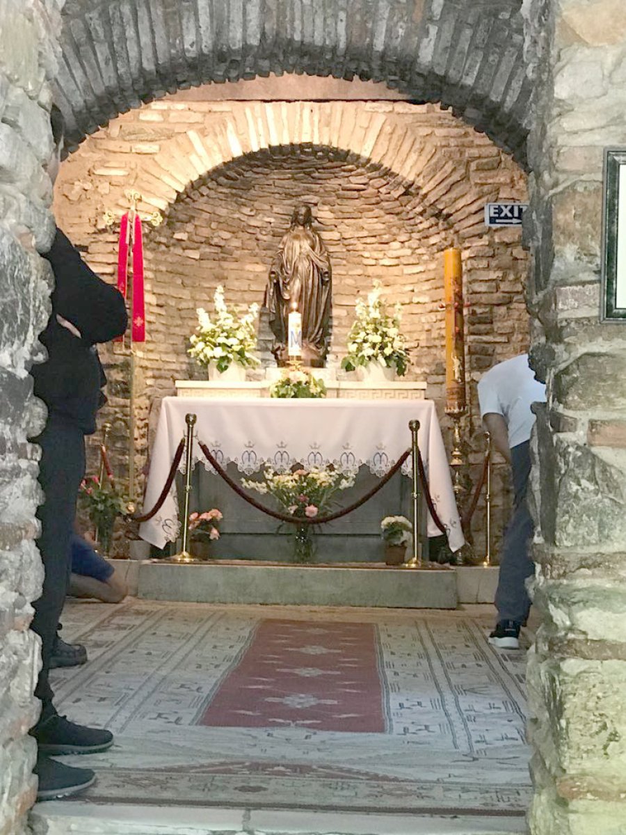 FOTO GRUPO CASITA DE MARIA./ La madre de Dios vivi&oacute; sus &uacute;ltimos d&iacute;as con el ap&oacute;stol san Juan.