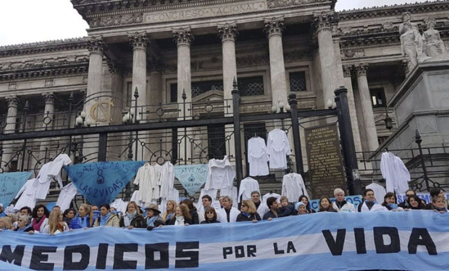 FOTO CONCLUSION "CHAQUETAZO"./ Un grupo de m&eacute;dicos realiz&oacute; ayer una protesta frente al Congreso Nacional.