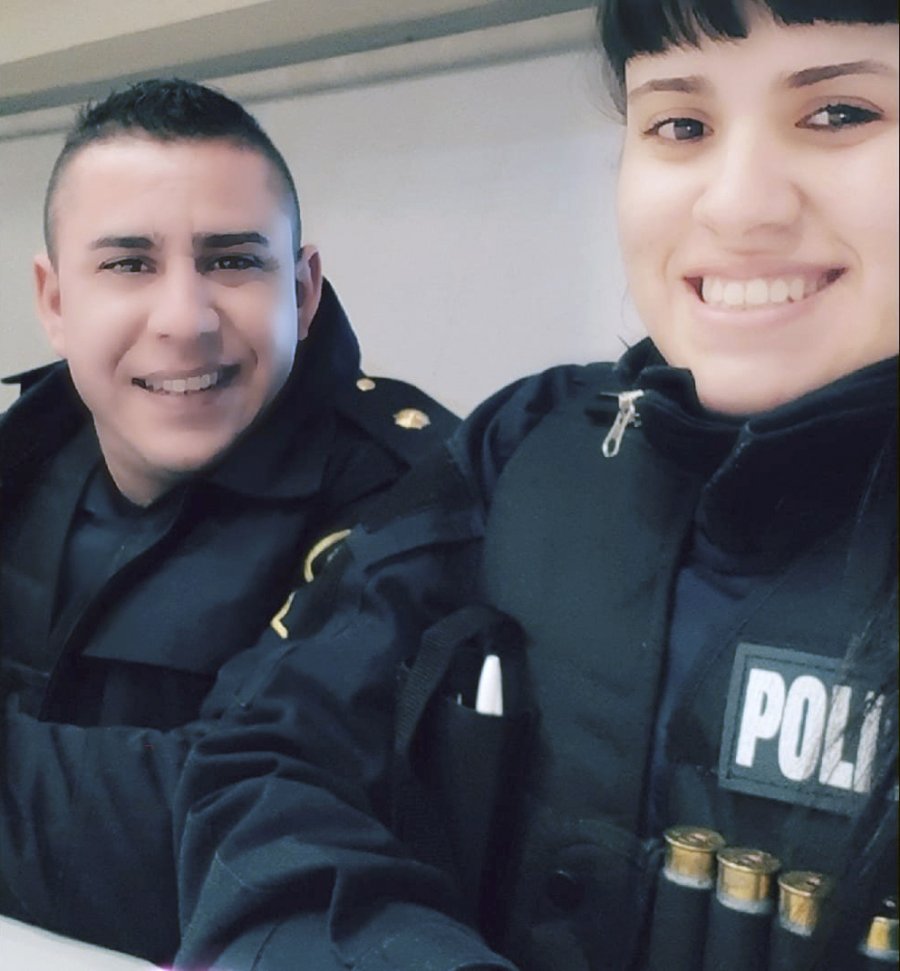 FOTO NA MUY GRAVE. La oficial de la Bonaerense, Lourdes Esp&iacute;ndola; junto a su esposo tambi&eacute;n polic&iacute;a.