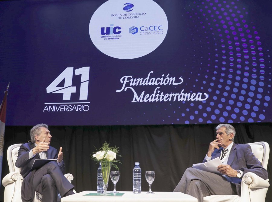 FOTO NA FUNDACION MEDITERRANEA. Macri con Miguel Clari&aacute;, de Cadena 3.