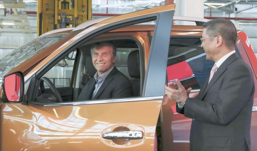 FOTO NA EN NISSAN. Macri en la planta automotriz.