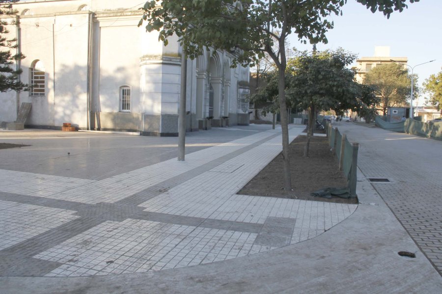 FOTO F. MELCHIORI// EXPLANADA CIVICA./ El sector que ya está habilitado. PLANO./ Corte de calles en la segunda etapa.