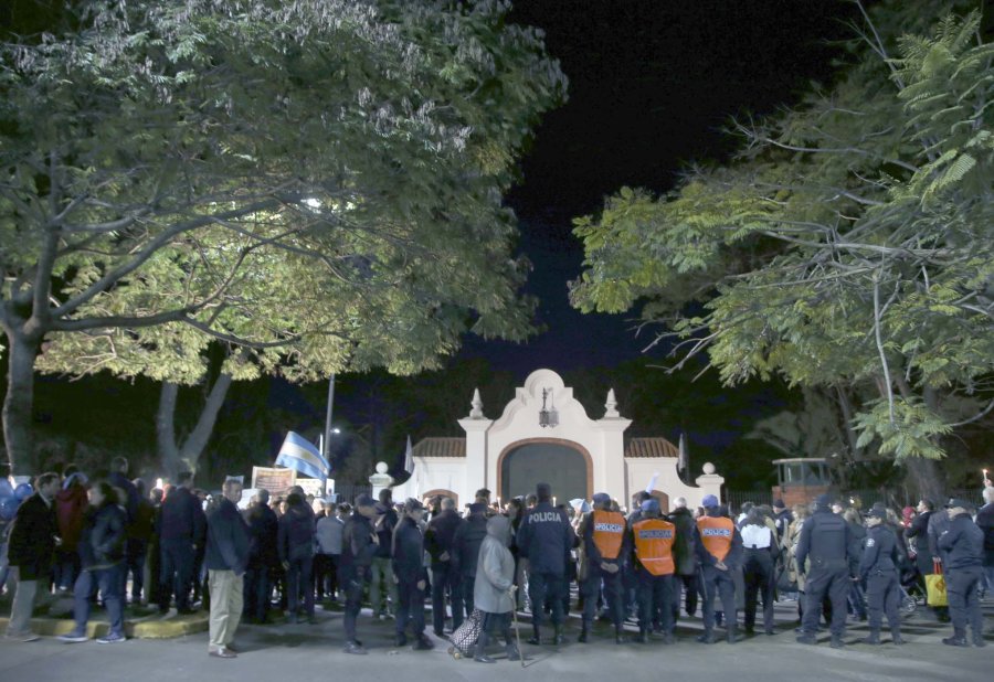 FOTO NA PROTESTAS. M&aacute;s de 3.000 personas se concentraron frente a la Quinta Presidencial.