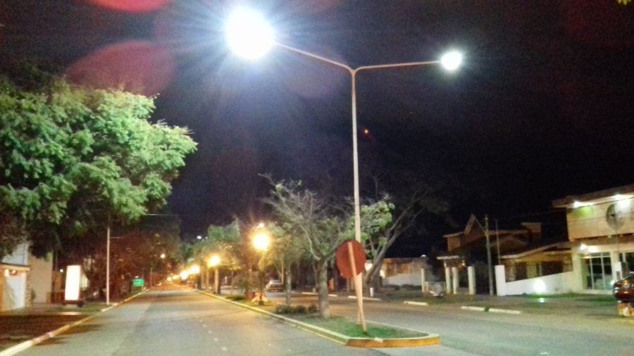 FOTO PRENSA MUNICIPALIDAD// PAVIMENTO./ Vista de la obra iniciada ayer. LUMINARIAS./ Una de las columnas recientemente instaladas.