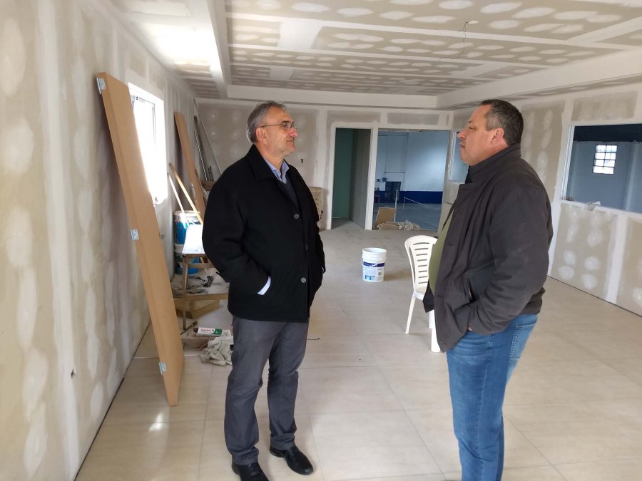 FOTO PRENSA AC// CON INSTITUCIONES./ Los funcionarios junto a representantes de instituciones locales. EN EL CLUB./ Un instante de la visita a las obras.