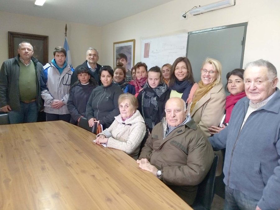 FOTO PRENSA AC// CON INSTITUCIONES./ Los funcionarios junto a representantes de instituciones locales. EN EL CLUB./ Un instante de la visita a las obras.