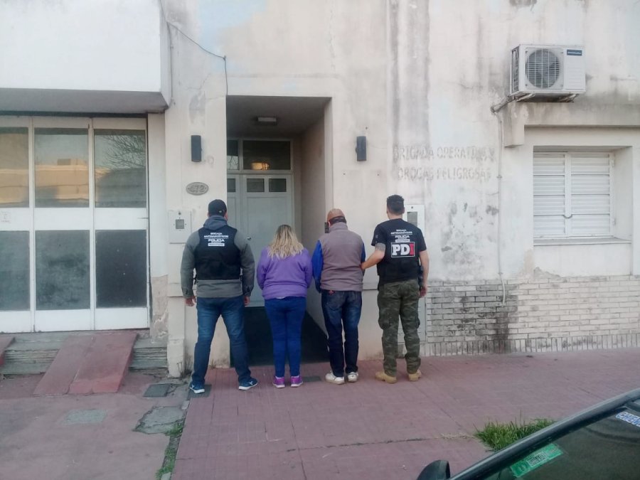 FOTO BOD 5 DETENIDOS. La pareja circulaba con importante cantidad de marihuana.