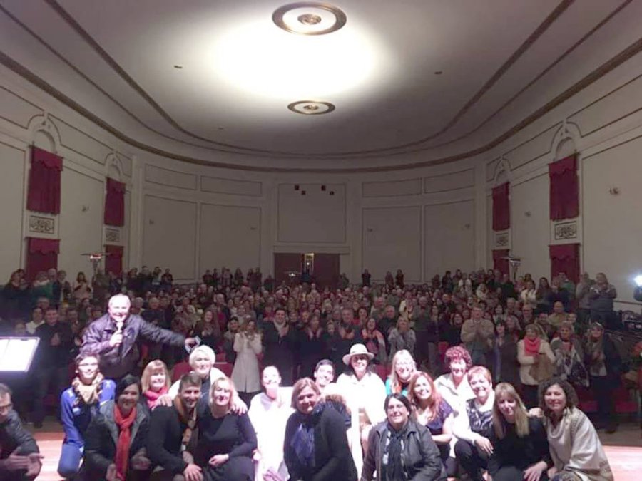 PARTICIPANTES./ El grupo que se desenvolvi&oacute; en escena y en el fondo la  entusiasta platea.