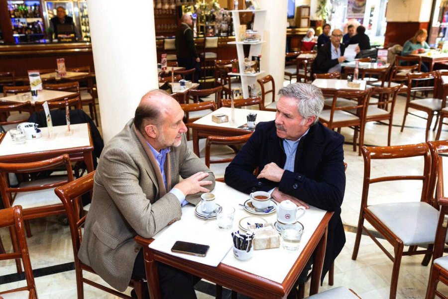 FOTO NA PERONISTAS. Perotti y Sol&aacute; en el bar Augustus de Rosario.