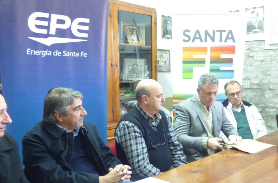 FOTO PRENSA OM// EN ANGELICA./ Omar Mart&iacute;nez procede a la apertura de una de las ofertas.