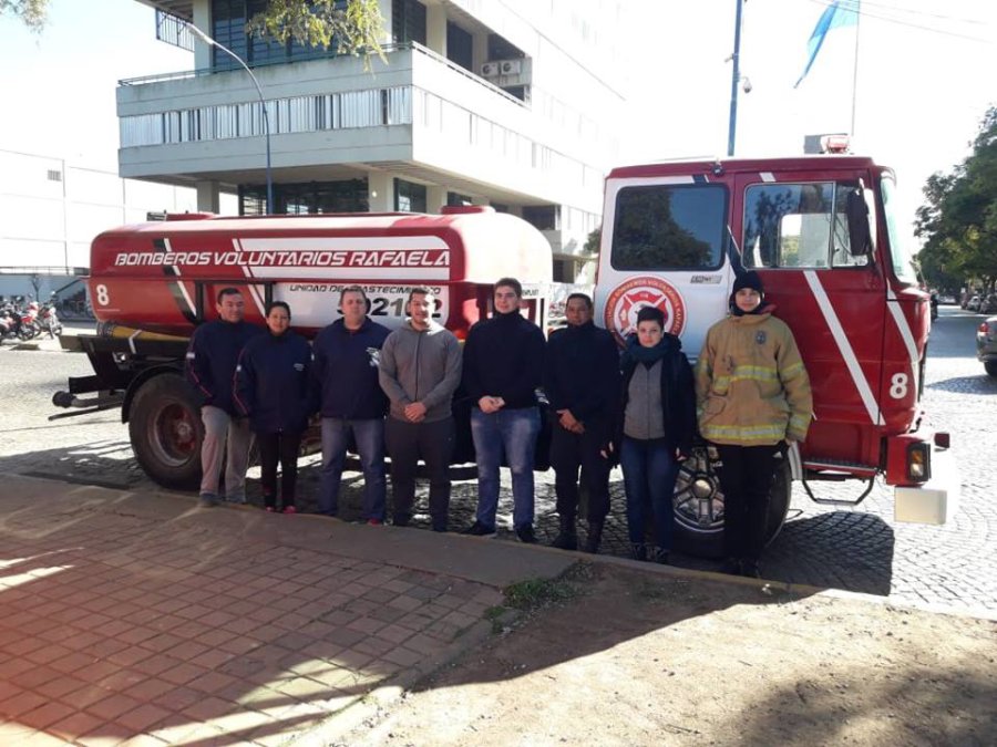 FOTO BOMBEROS VOLUNTARIOS DE RAFAELA FRENTE AL MUNICIPIO. El lugar elegido para hacer sonar la sirena.