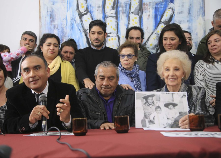 FOTO NA ANUNCIO. Estela de Carlotto junto a los hermanos del nieto recuperado.