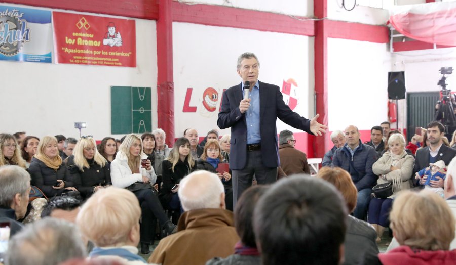 FOTO NA CON JUBILADOS. Macri en el Club Bernal.