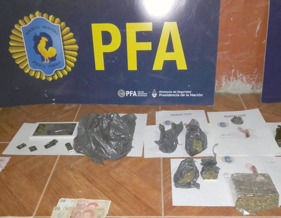 FOTO MSN SECUESTRADO. Adem&aacute;s de droga se incautaron armas: una pistola calibre 6.35, un rev&oacute;lver calibre 32, cartuchos de bala, y hasta una mira telesc&oacute;pica.