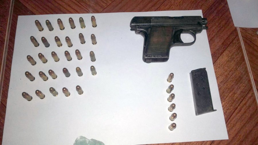 FOTO MSN SECUESTRADO. Además de droga se incautaron armas: una pistola calibre 6.35, un revólver calibre 32, cartuchos de bala, y hasta una mira telescópica.