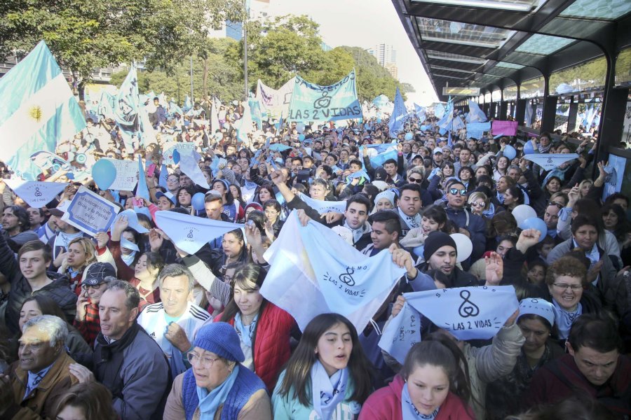 FOTO NA DOS VIDA./ Evangelistas y cat&oacute;licos se concentraron en el centro porte&ntilde;o.