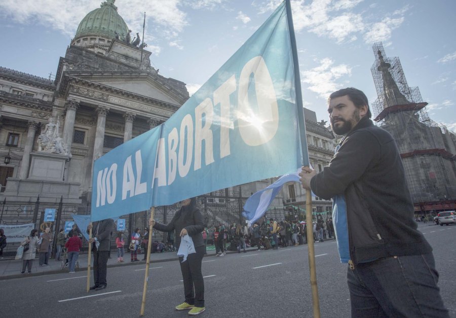 FOTO NA MANIFESTACIONES. El domingo fuera del Congreso mostró tanto a grupos proaborto legal como a quienes se oponen a la legalización.