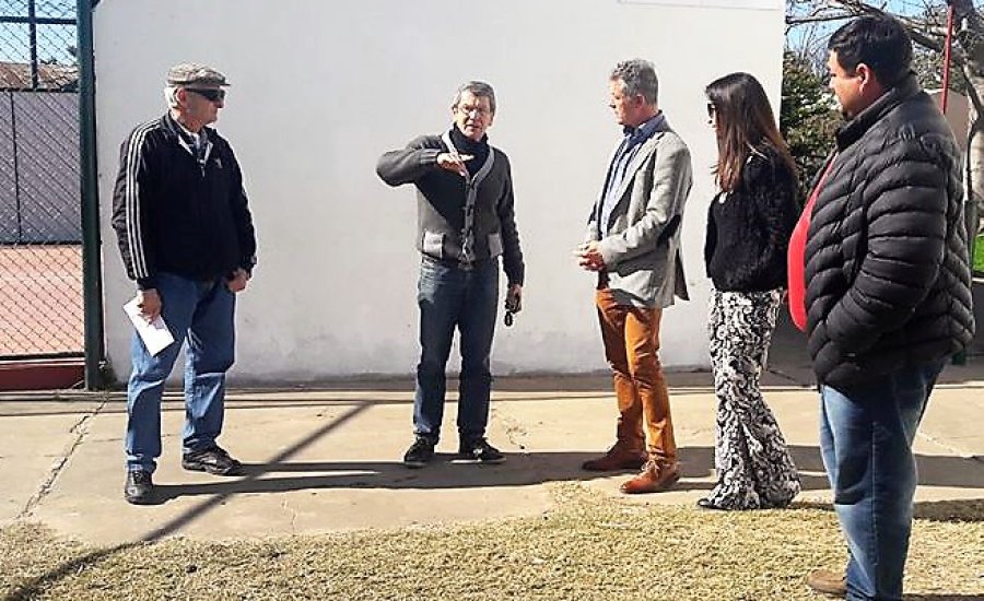 FOTO PRENSA OM// RECORRIDA./ El diputado provincial junto a autoridades de la instituci&oacute;n.