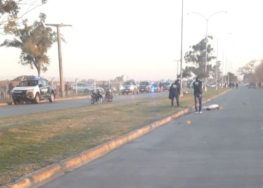 FOTO UR V ESCENA DEL ACCIDENTE. Habr&iacute;an participado dos motos y una camioneta. Una de las motos se dio a la fuga.