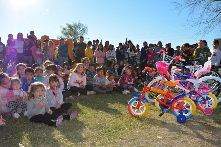 FOTO PRENSA UOM RAFAELA ENCUENTRO. M&aacute;s de 300 ni&ntilde;os junto a sus familias disfrutaron de una gran D&iacute;a del Ni&ntilde;o organizado por la UOM.
