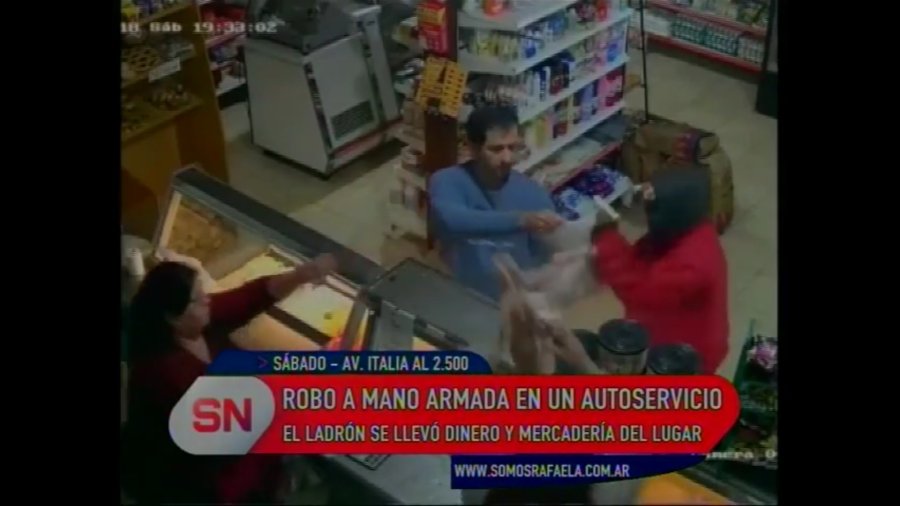 VIDEO SOMOS RAFAELA INTREPIDO. El ladr&oacute;n habr&iacute;a gatillado el arma y los tiros no salieron.