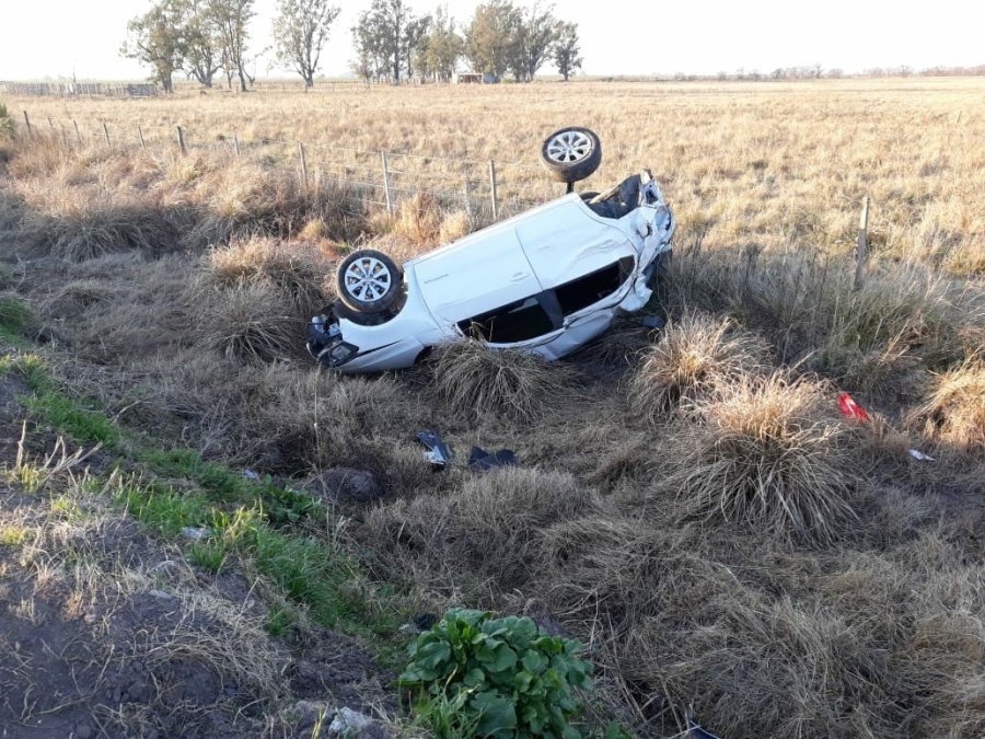 FOTO UR V VOLKSWAGEN GOL. Su conductor de 27 a&ntilde;os, despist&oacute; sin que se conocieran las causas.