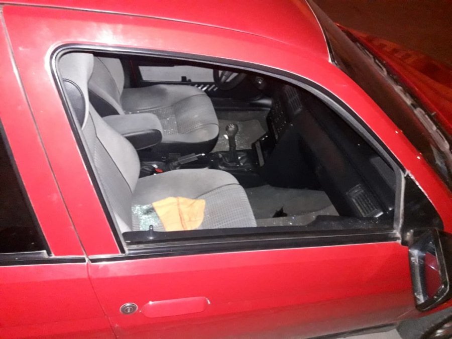 FOTO UR V VENTANILLA ROTA. El menor rob&oacute; una navaja corta pluma.