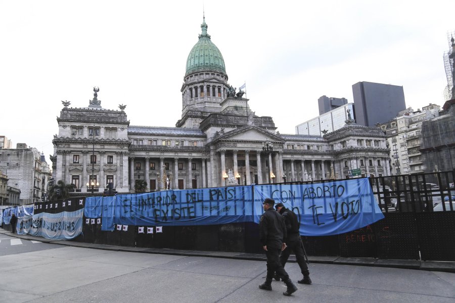 FOTO NA SEGURIDAD. La polic&iacute;a de la ciudad coloc&oacute; vallas alrededor del Congreso.