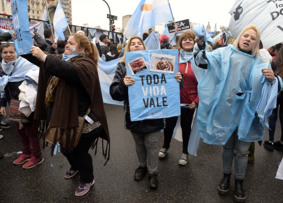 FOTO NA CELESTES. Los manifestantes provida llegaron de todo el país.  VERDES. La militancia se hizo sentir en torno al Congreso.