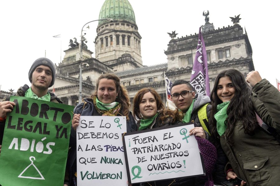 FOTO NA CELESTES. Los manifestantes provida llegaron de todo el pa&iacute;s.  VERDES. La militancia se hizo sentir en torno al Congreso.