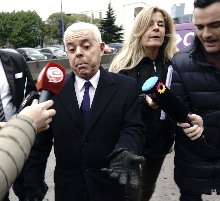 FOTO NA A LA SALIDA. Oyarbide fue sometido a un interrogatorio period&iacute;stico, pero dijo poco.
