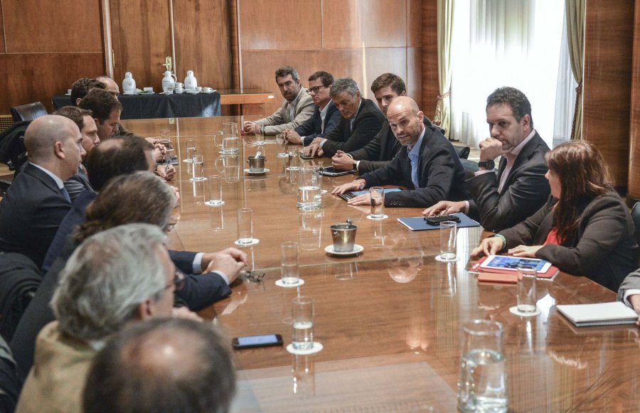 FOTO NA FUNCIONARIOS Y BANQUEROS. Se reunieron en el Ministerio de Hacienda.
