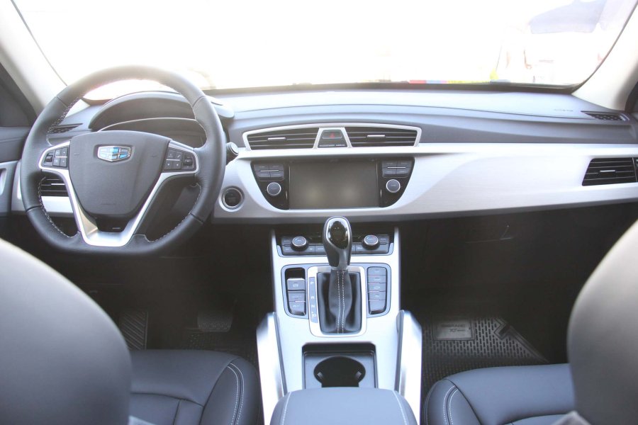 FOTOS J. BARRERA EMGRAND./ Los dos modelos Geely que se presentan en la Expo Rural de Rafaela. INTERIOR./ Son autos chinos que tienen un dise&ntilde;o y seguridad de alta gama.