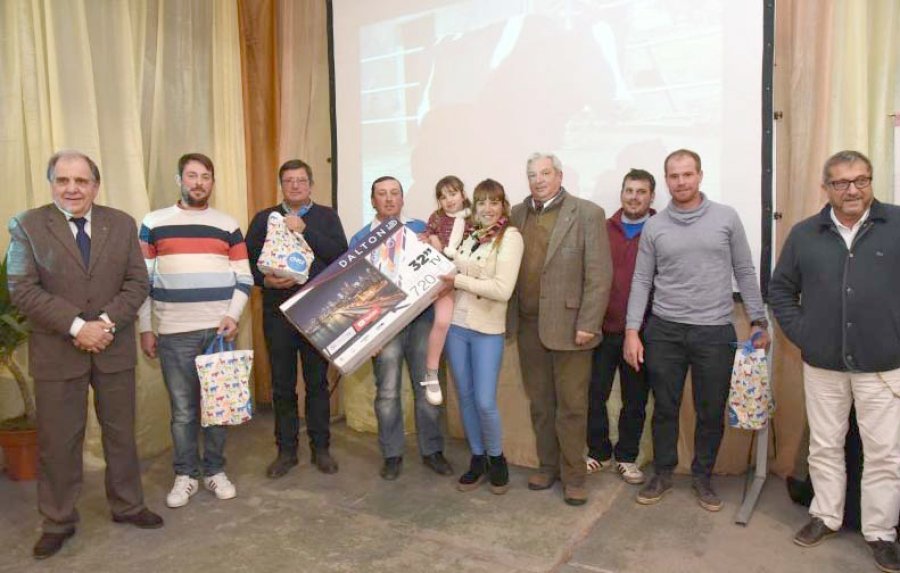 FOTO SRR PREMIADOS./ En la cena para celebrar la selecci&oacute;n de los mejores animales de la 2&ordf; jura de Vacas a Campo.