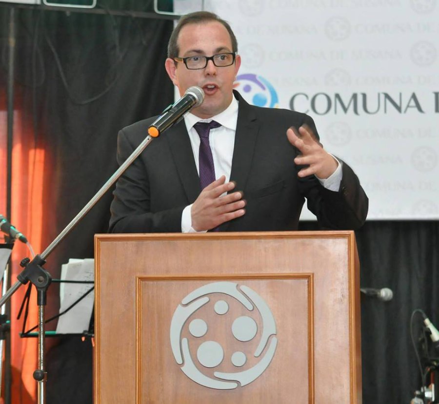 FOTO PRENSA COMUNA// ALEJANDRO AMBORT./ El titular comunal durante una ceremonia.