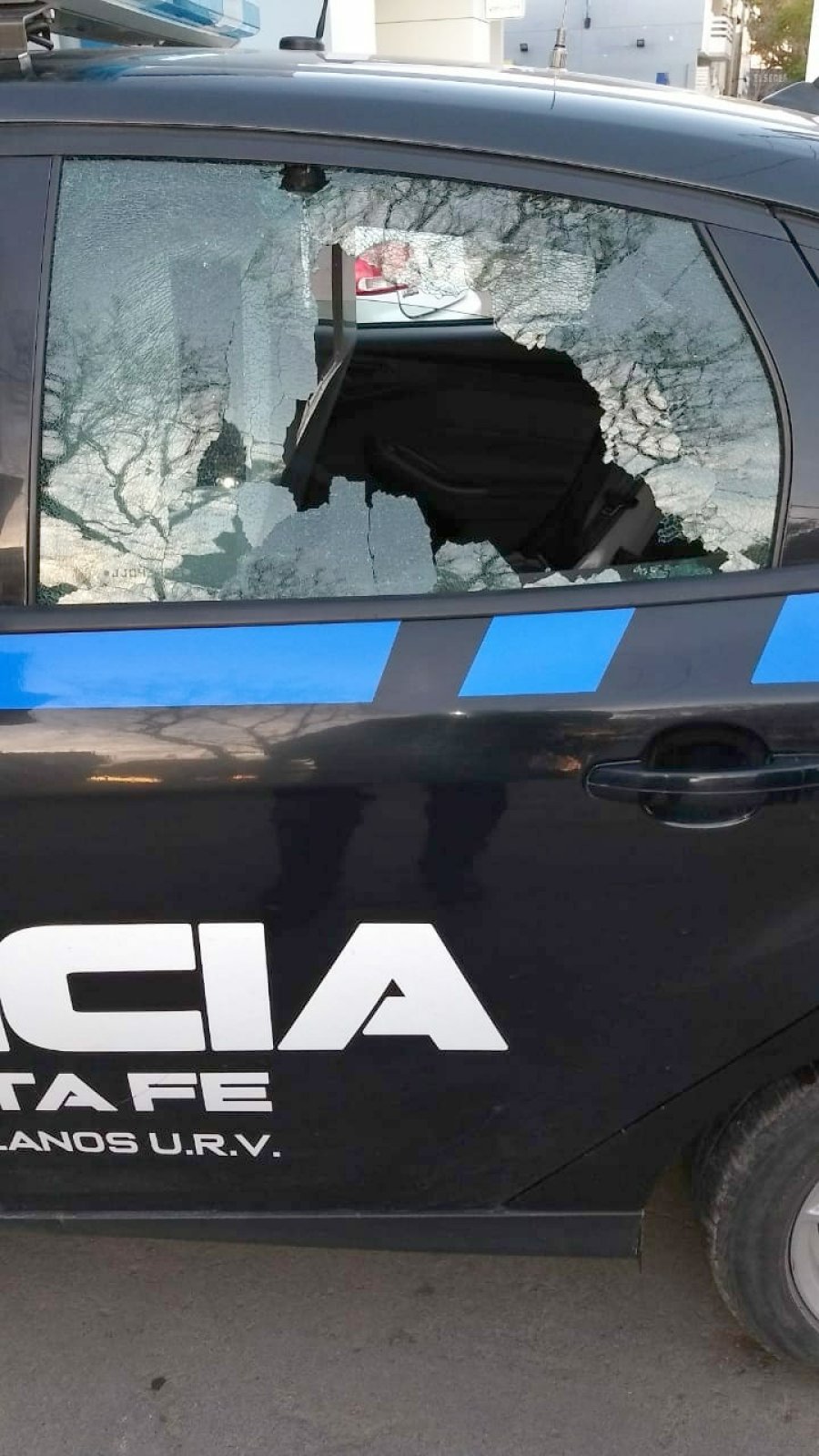 FOTO UR V VENTANILLA ROTA. Los atacantes rompieron el m&oacute;vil y le pegaron con una piedra a un polic&iacute;a.