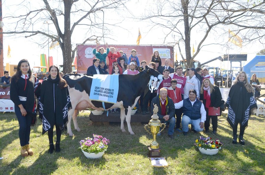 FOTO M. LIOTTA MAGENTA./ El equipo de trabajo de la Caba&ntilde;a La Luisa de la familia Miretti.