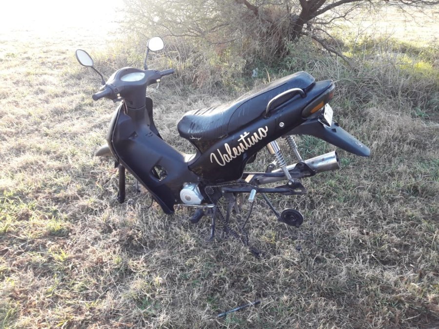 FOTO UR V HONDA BIZ SIN RUEDAS. Hallada por la polic&iacute;a en Sunchales.