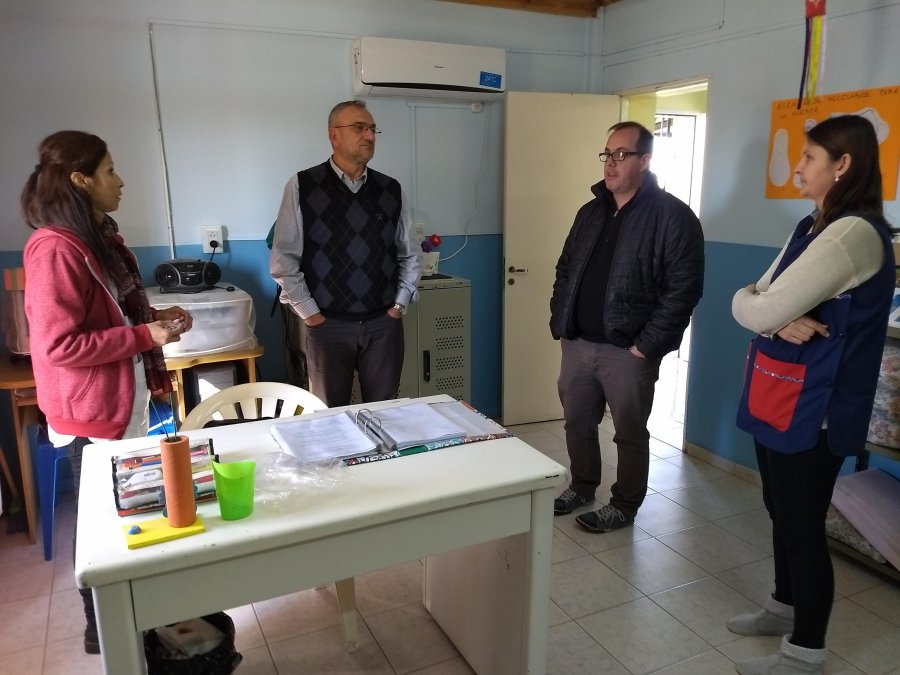 FOTO PRENSA AC// CAMPO PIACENZA./ El legislador provincial, junto al presidente comunal durante la visita a la escuela rural.