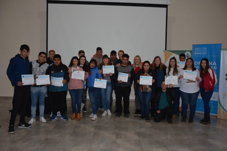 FOTO COMUNICACION// ENTREGA./ Las autoridades y los participantes con sus certificados.