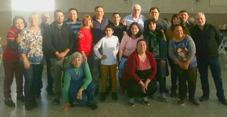 FOTO PRENSA PODEMOS// EQUIPO./ El grupo que llev&oacute; adelante el emprendimiento solidario. ASISTENCIA./ Unos trescientos conmensales respondieron a la convocatoria.