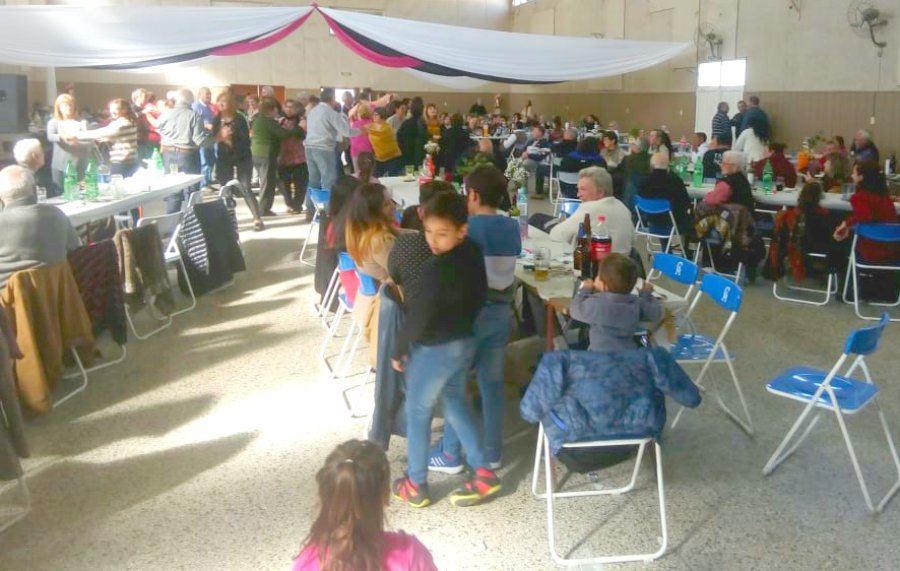 FOTO PRENSA PODEMOS// EQUIPO./ El grupo que llevó adelante el emprendimiento solidario. ASISTENCIA./ Unos trescientos conmensales respondieron a la convocatoria.